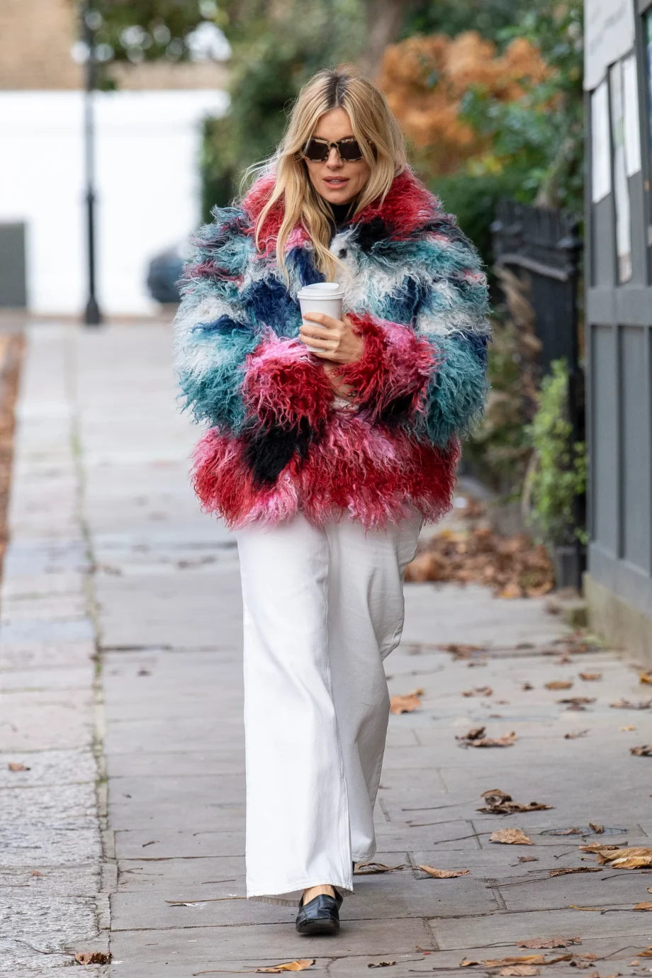 met-deze-kleurrijke-en-betaalbare-jas-van-sienna-miller-kom-je-vrolijk-de-winter-door-374843