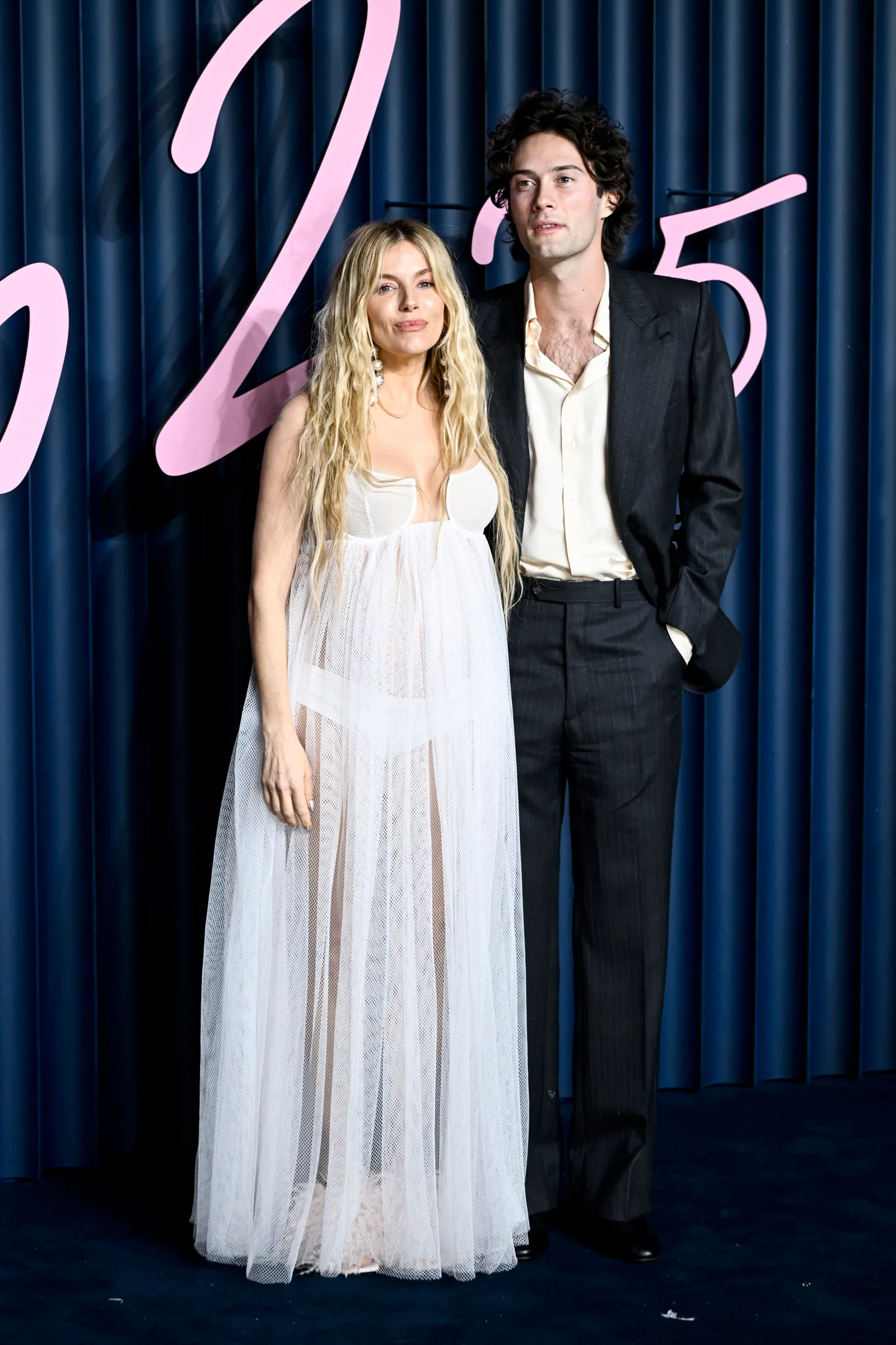 Sienna Miller met partner zwanger tijdens Fashion Awards 2025