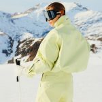 Een skipak van Jacquemus x Nike