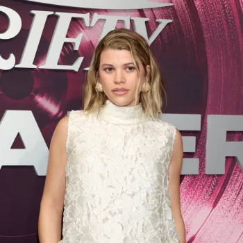 sofia-richie-grainge-geeft-een-nieuwe-betekenis-aan-zwangerschapskleding-in-schiaparelli-375870