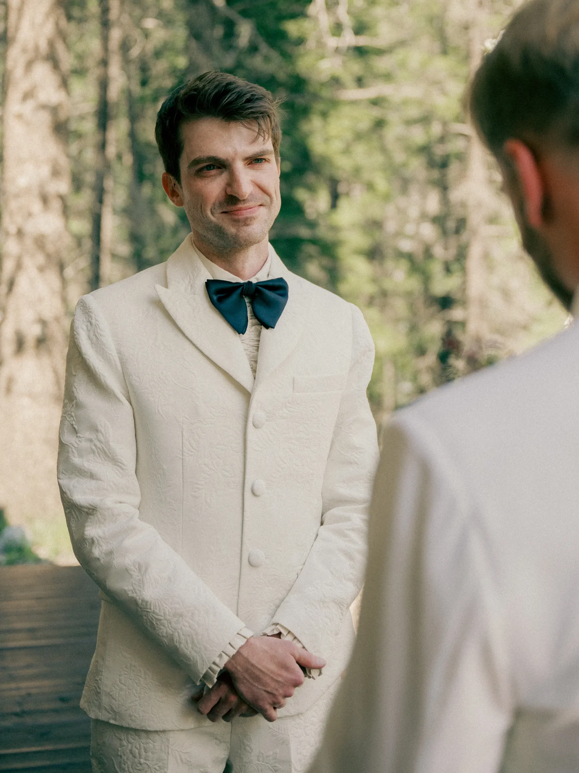 Bruidegom luistert naar geloften