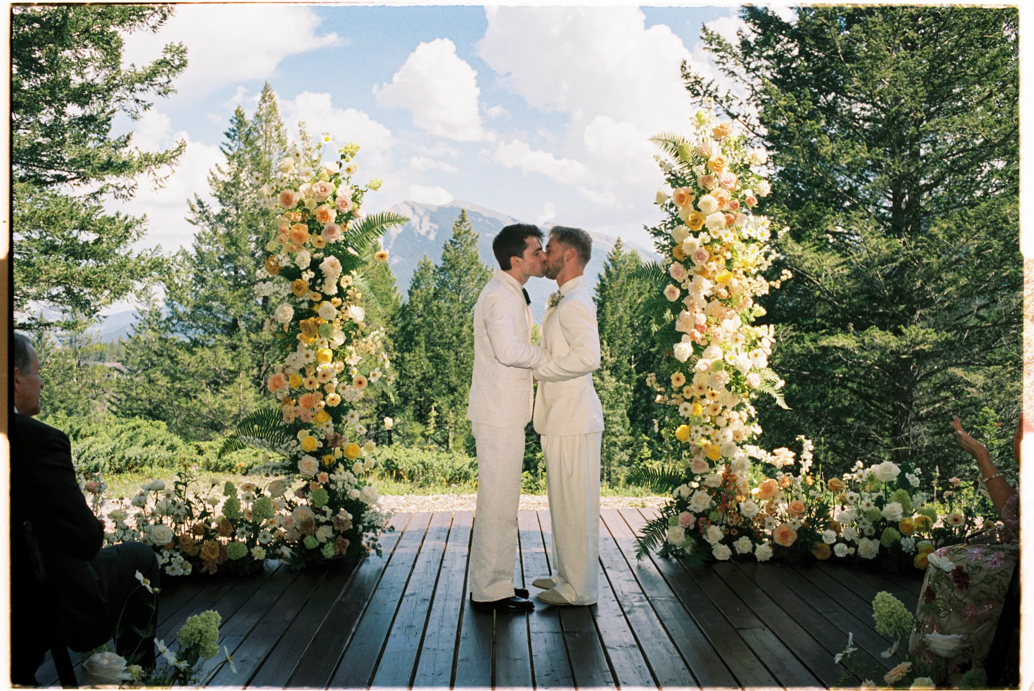 Bruidegom kussen elkaar