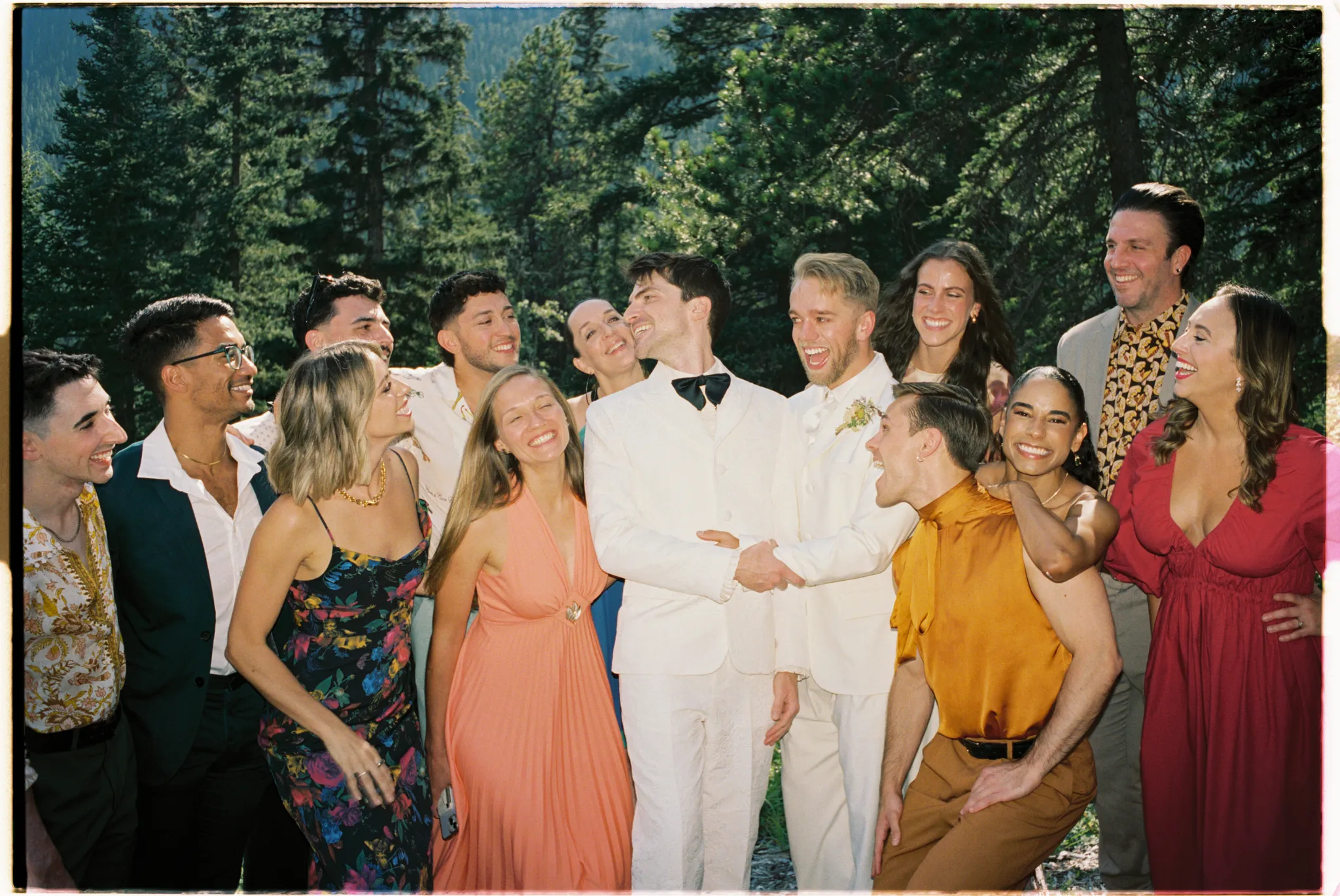 Feestende huwelijksgasten