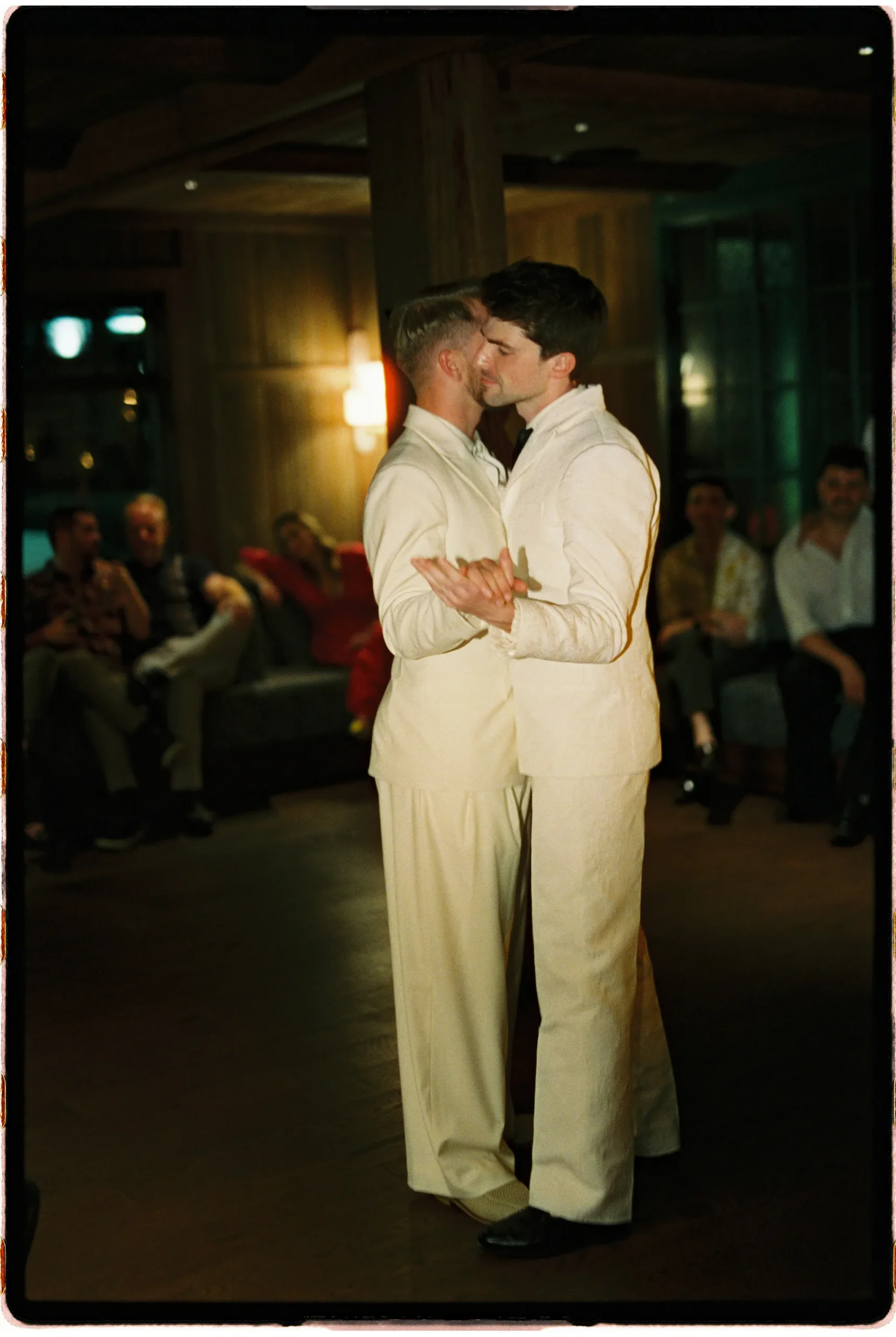 De eerste dans van de bruidegoms bij homohuwelijk