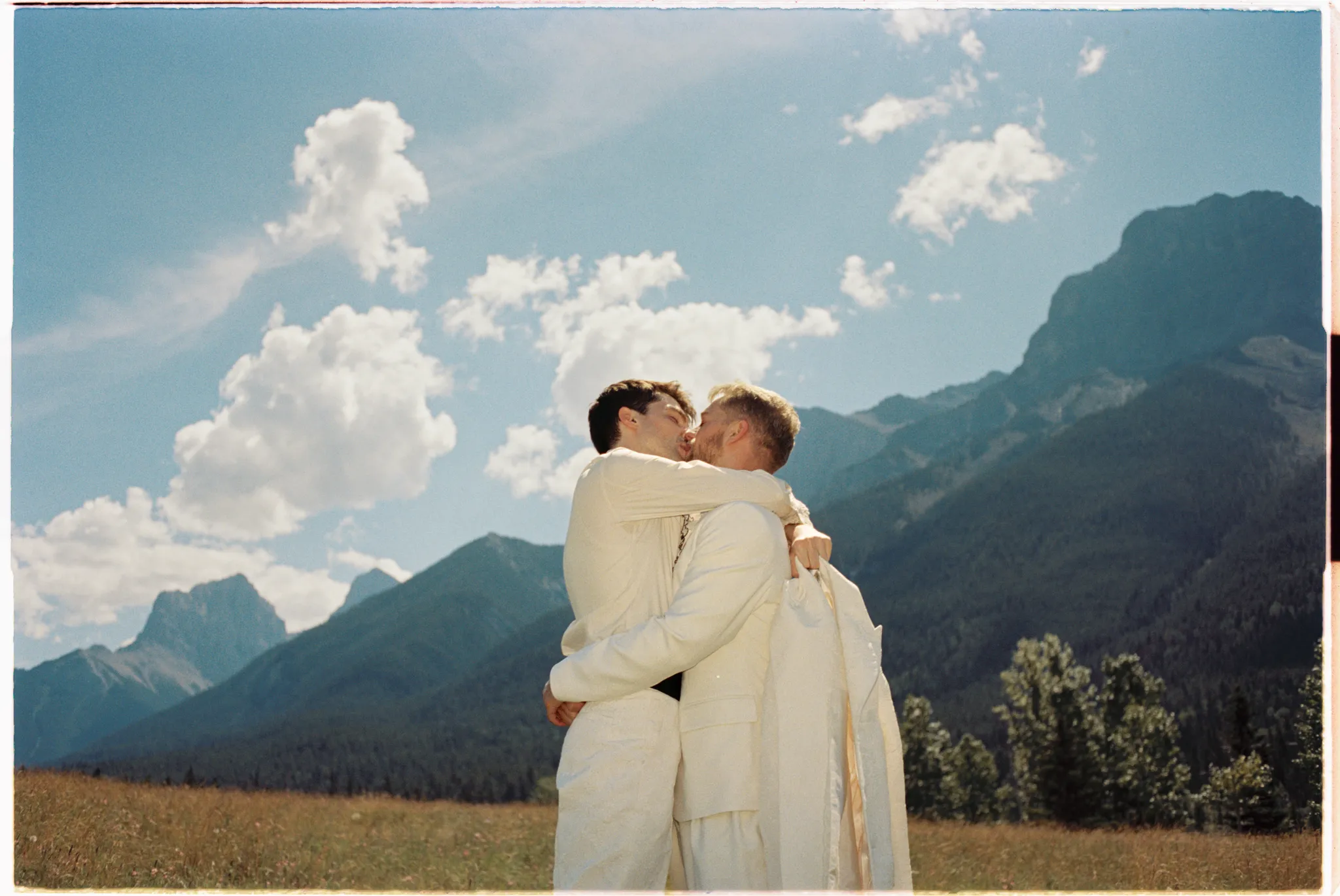 Verliefd koppel van twee mannen in de bergen