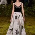 Een steenbok staat afgebeeld op een jurk uit Dior couture lente/zomer 2017