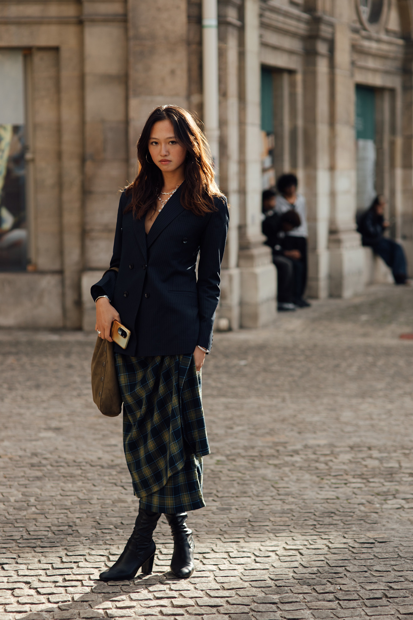 Rok met tartan-print en nauwsluitende laarzen.