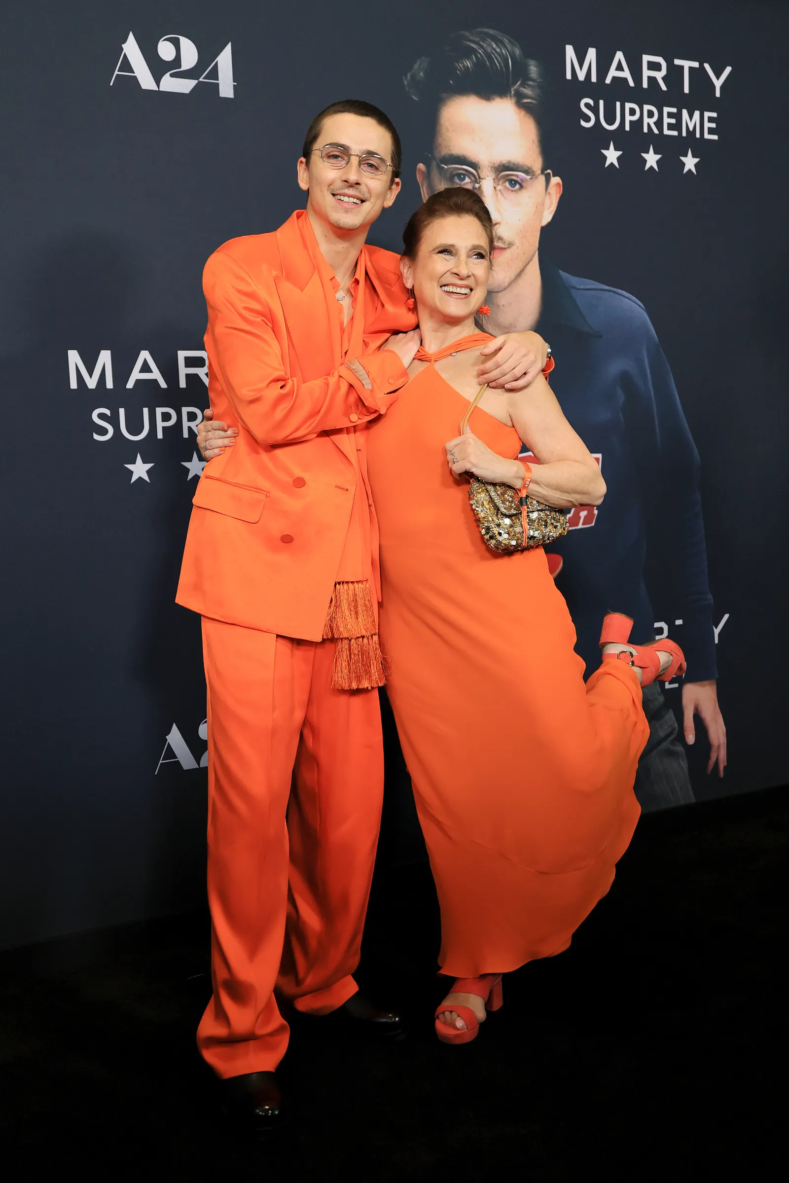Timothée Chalamet en moeder Nicole Flender op de rode loper bij de première van 'Marty Supreme'.