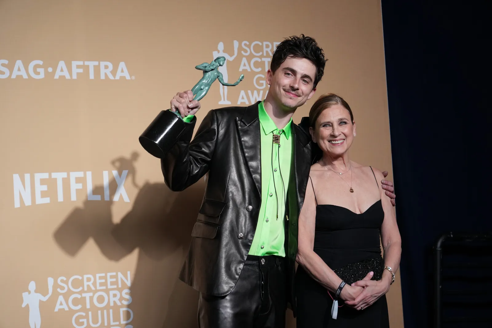 Timothée en zijn moeder bij de SAG Awards 2025.