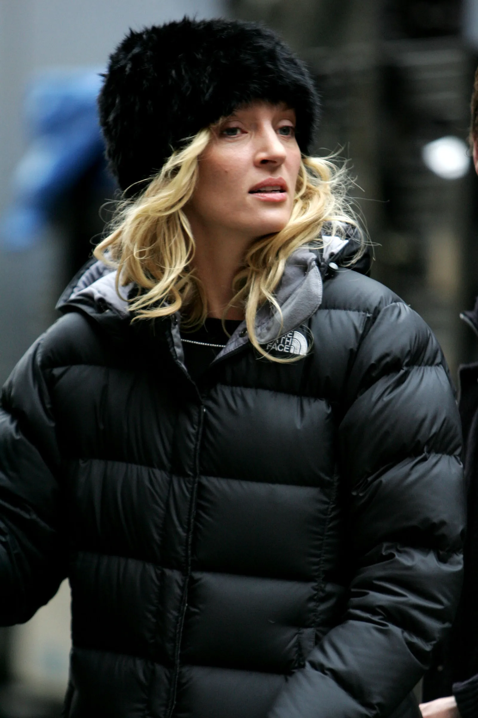 Uma Thurman in donsjack 