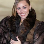 Miley Cyrus met haar verlovingsring, een van de trends op het gebied van verlovingsringen in 2026