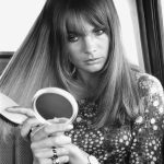 Model met zakspiegeltje