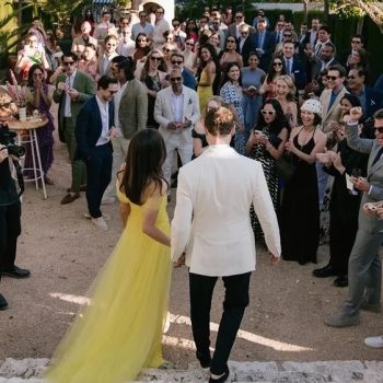 deze-bruid-droeg-een-felgele-jurk-van-ralph-lauren-tijdens-haar-bruiloft-op-menorca-381752