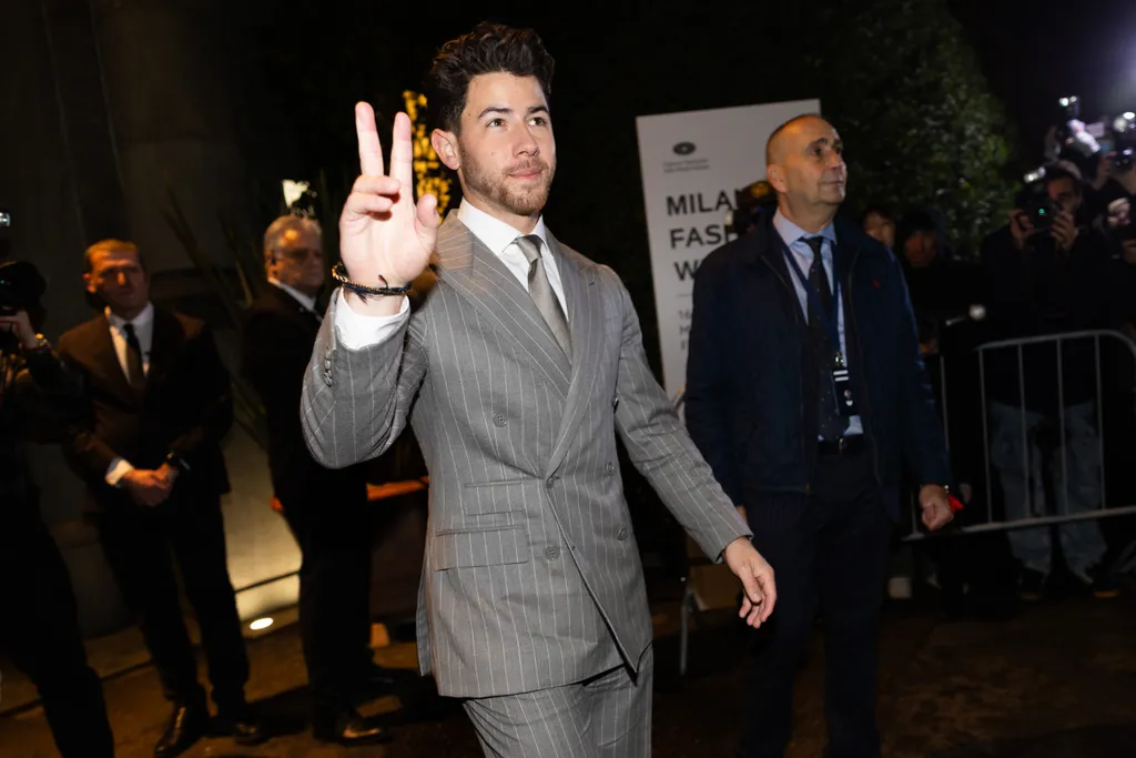 Nick Jonas streetstyle looks tijdens Milan Fashion Week herfst/winter 2026 voor mannen