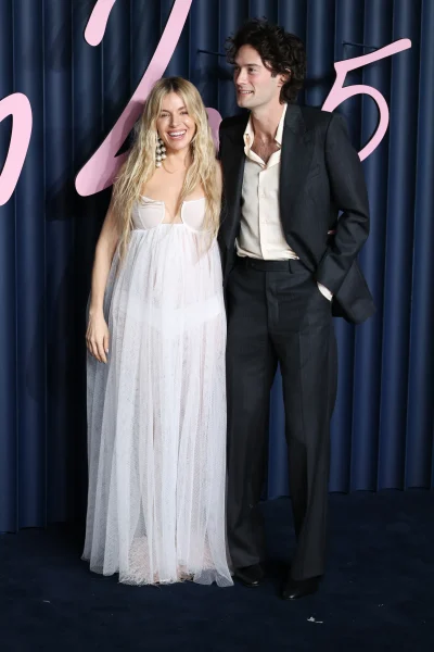 deze-beroemdheden-verwachten-een-baby-in-2026-381166