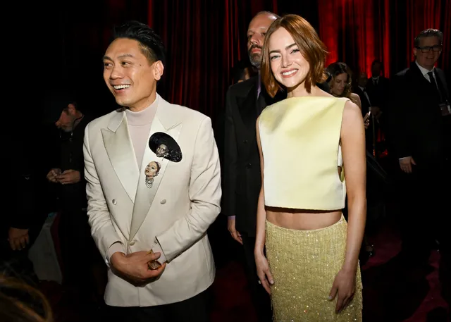 Jon M. Chu en Emma Stone bij Golden Globes 2026