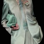 Transparante overhemden en stropdassen bij Armani Privé lente/zomer 2026.