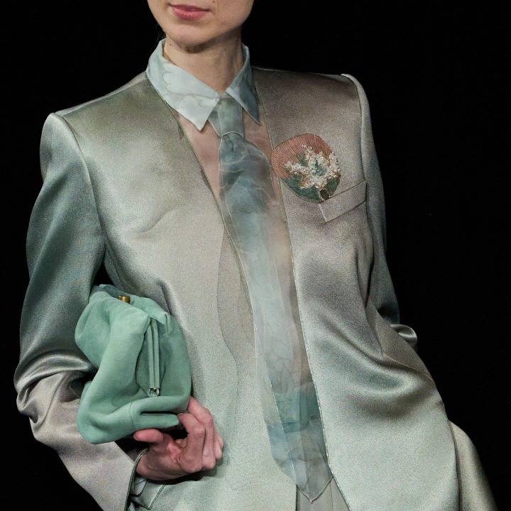 het-overhemd-was-nog-nooit-zo-chic-en-gewaagd-als-bij-armani-prive-lente-zomer-2026-382162