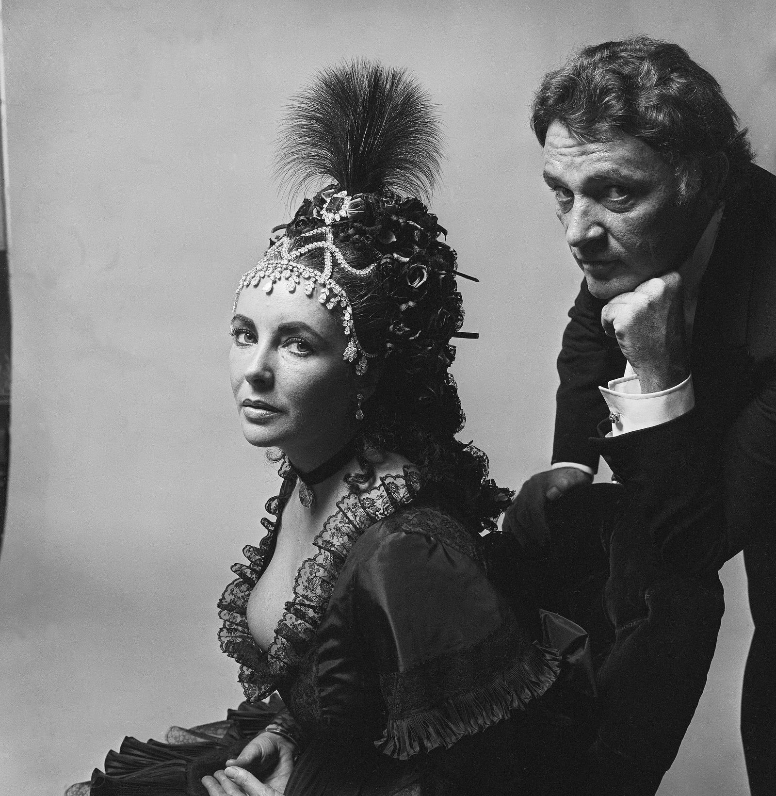 Richard Burton met Elizabeth Taylor in een jurk van Valentino