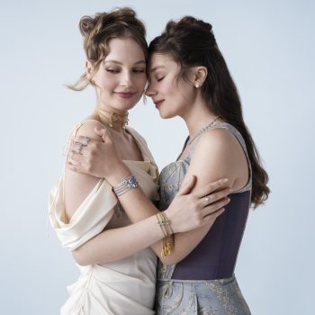 claudia-jessie-en-hannah-dodd-over-het-nieuwe-seizoen-van-bridgerton-sisterhood-en-hun-favoriete-sieraden-382479