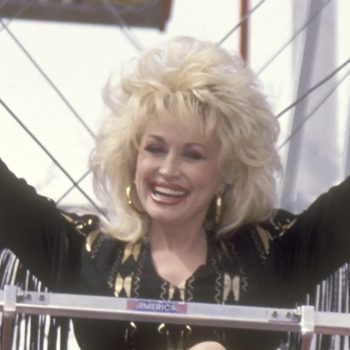 dolly-parton-is-jarig-en-wij-blikken-terug-op-haar-meest-iconische-modemomenten-380922