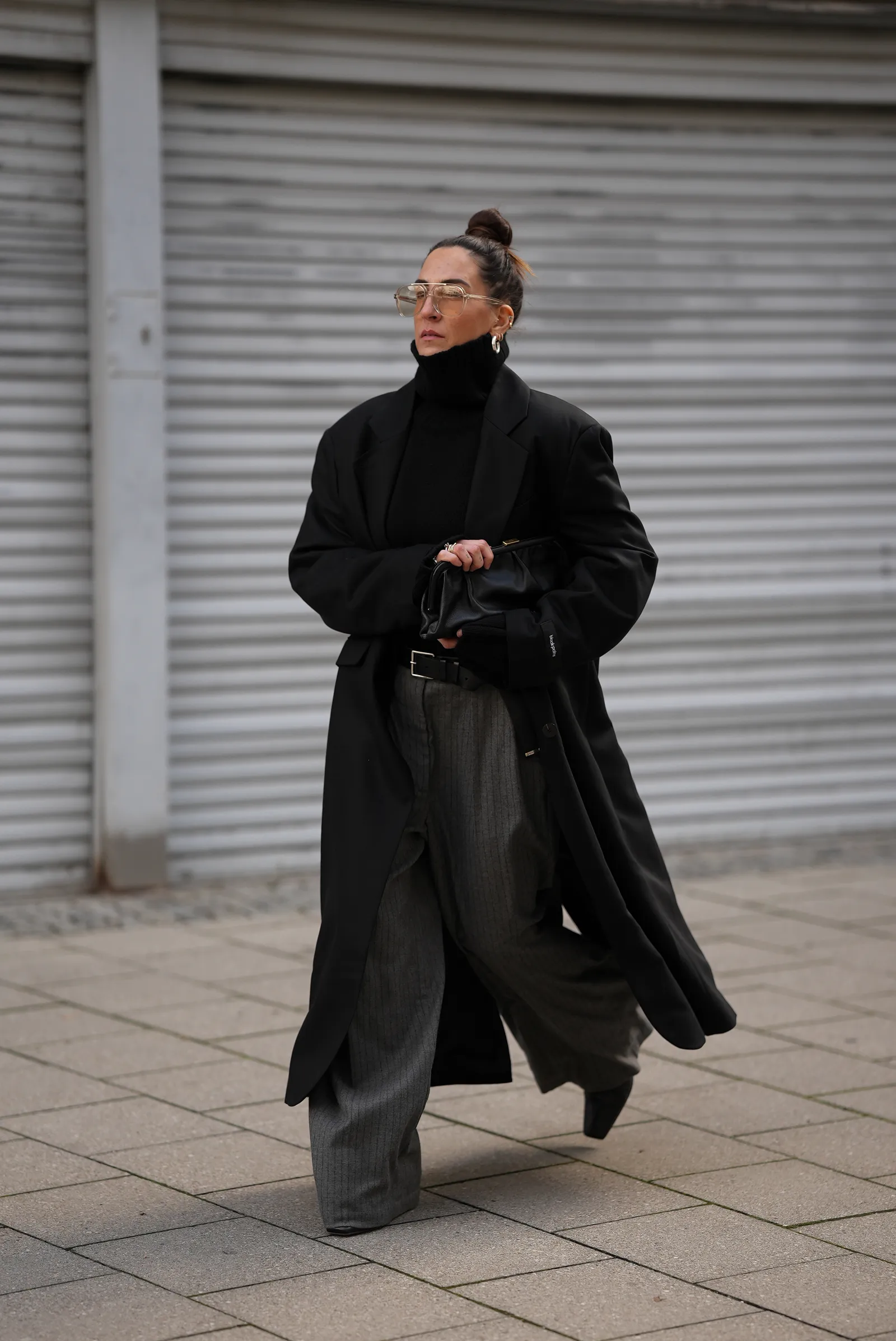 hoe draag je een oversized jas, zwarte jas