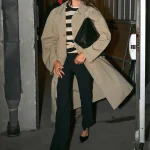 Hailey draagt een trenchcoat.