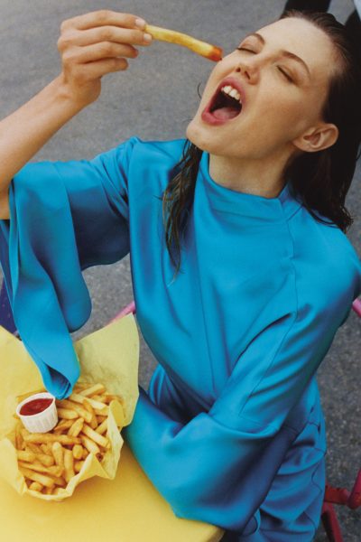 hoe-het-veranderen-van-het-tijdstip-waarop-je-eet-je-slaap-verbetert-380332