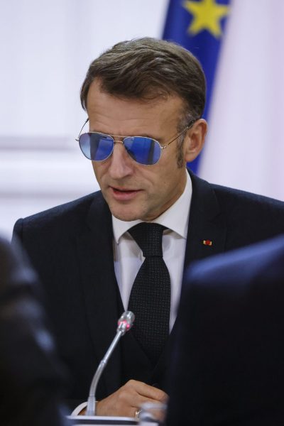 iedereen-heeft-het-over-de-top-gun-achtige-uitverkochte-zonnebril-van-president-macron-381617