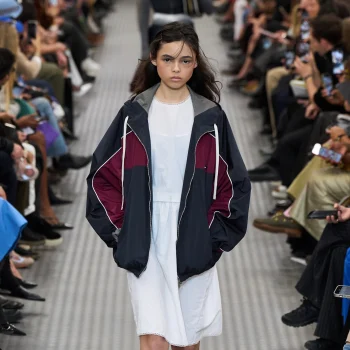 waarom-de-windbreaker-dit-seizoen-een-heropleving-beleeft-380970