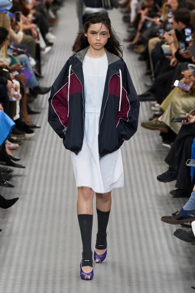 waarom-de-windbreaker-dit-seizoen-een-heropleving-beleeft-380970