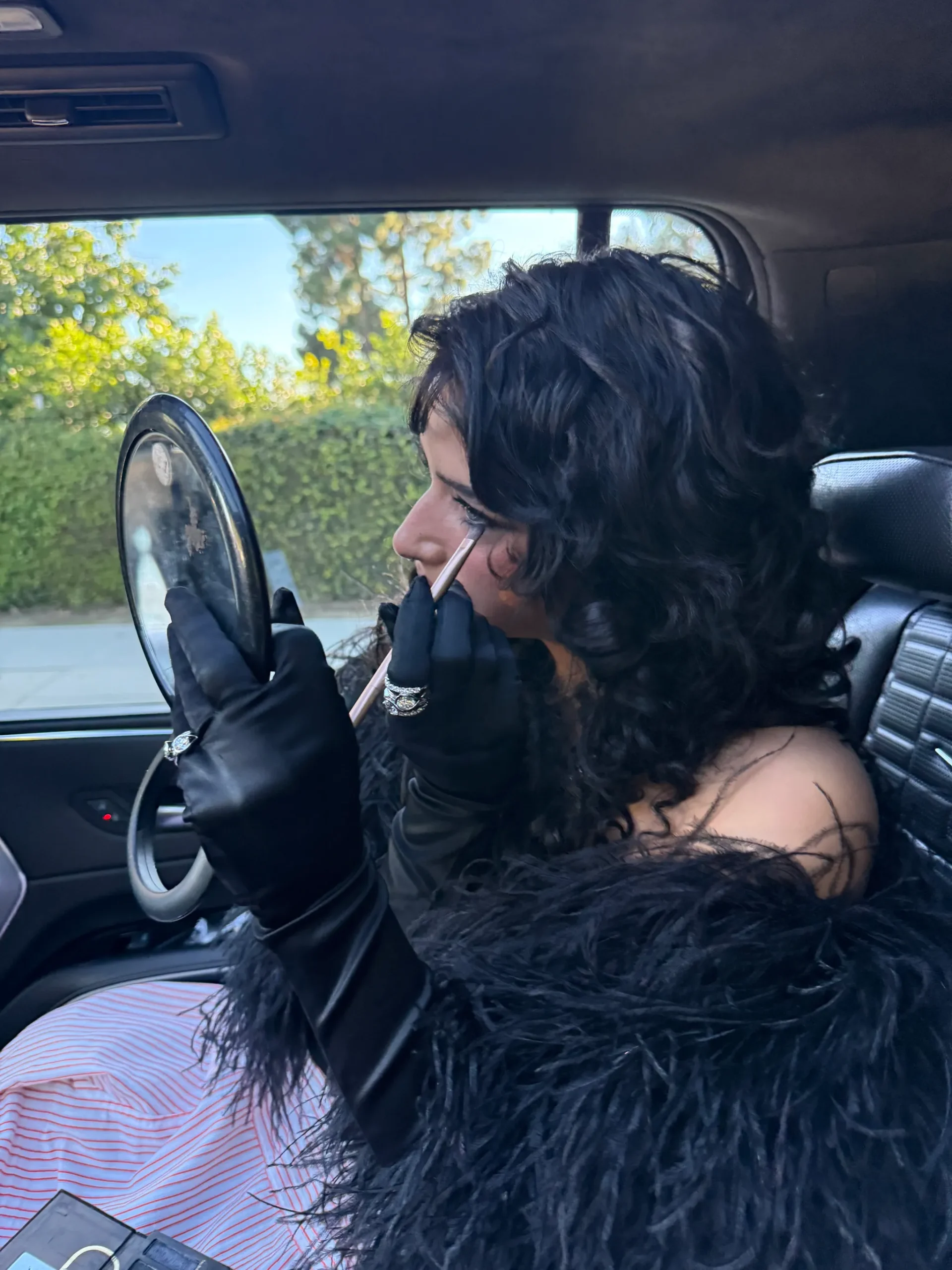 Odessa A'zion in de auto.