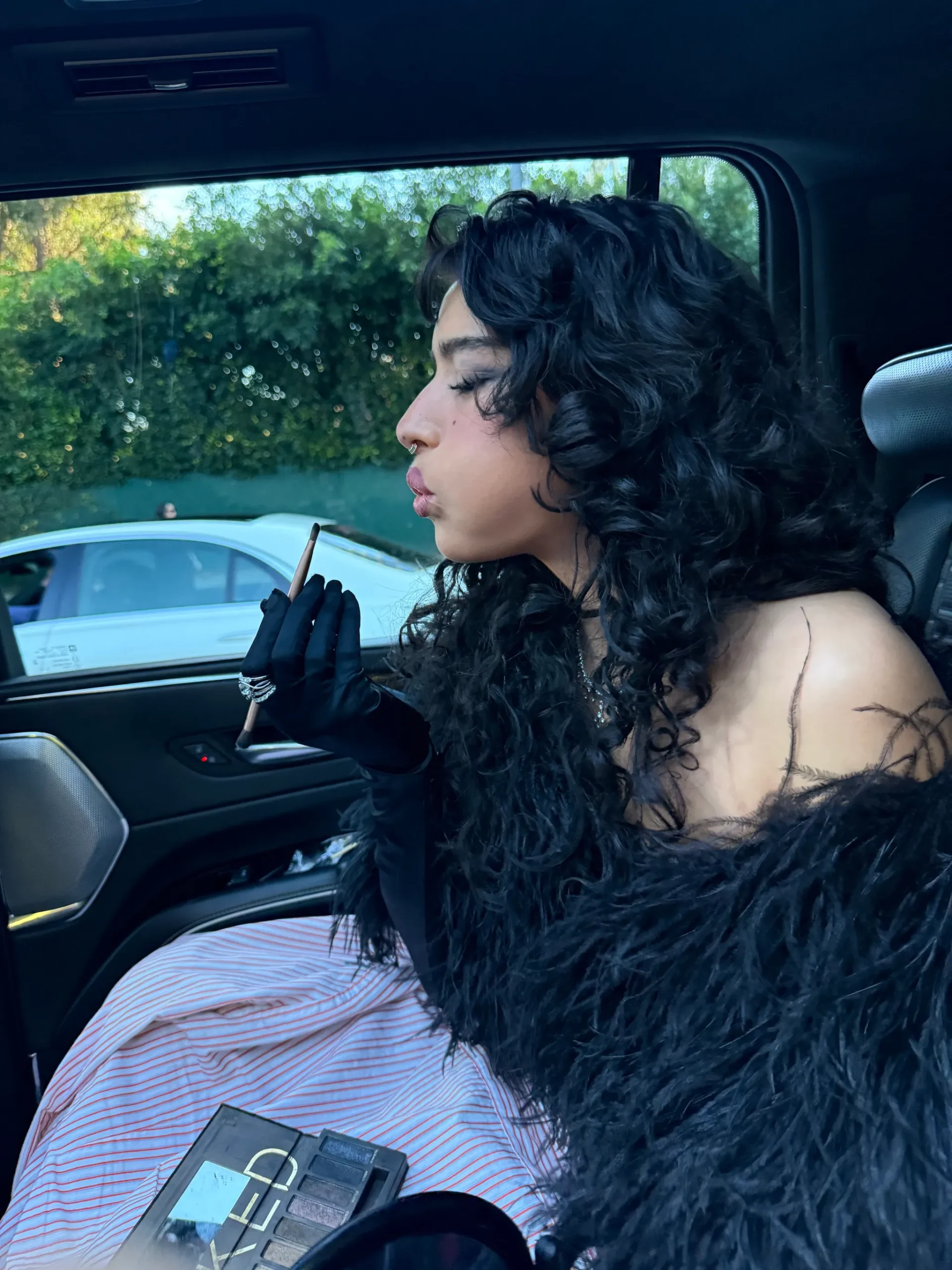 Odessa A'zion in de auto.