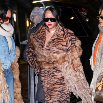 rihanna-draagt-3-totaal-verschillende-streetstylelooks-met-hetzelfde-zachte-accessoire-381656
