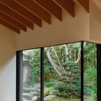 in-parijs-voor-fashion-week-neem-een-kijkje-in-het-huis-van-kenzo-een-japans-toevluchtsoord-midden-in-de-stad-381613