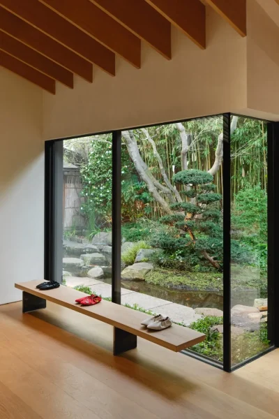 in-parijs-voor-fashion-week-neem-een-kijkje-in-het-huis-van-kenzo-een-japans-toevluchtsoord-midden-in-de-stad-381613