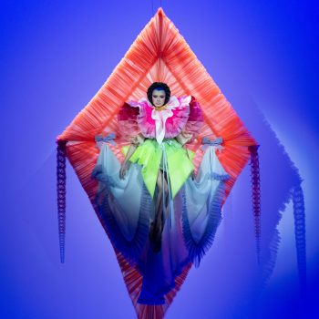 viktor-rolf-laat-couture-vliegen-tijdens-hun-lente-zomer-2026-show-in-parijs-382286