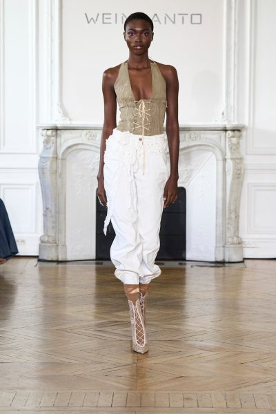 onze-obsessie-met-kant-komt-nu-tot-uiting-in-een-schoen-381525