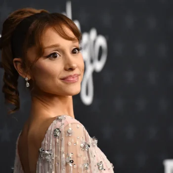 ariana-grande-draagt-twee-grote-haartrends-bij-de-critics-choice-awards-2026-379019