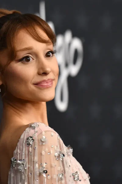 ariana-grande-draagt-twee-grote-haartrends-bij-de-critics-choice-awards-2026-379019