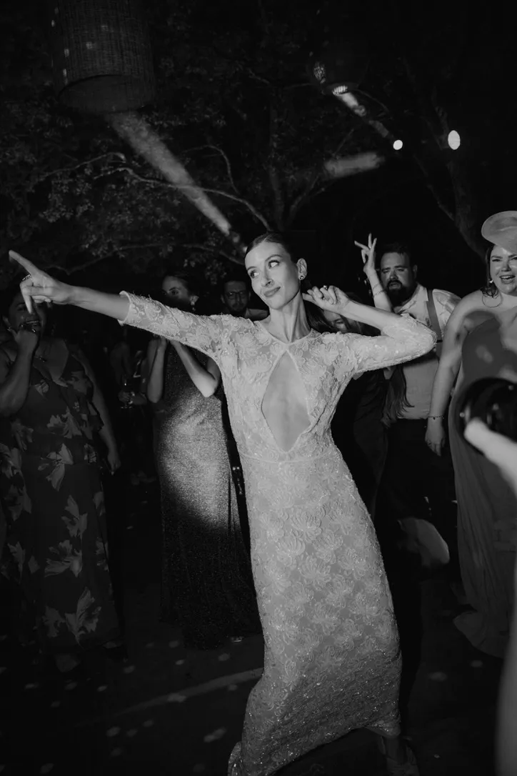 bruiloft op menorca bruidsjurk van kant met keyhole decollete