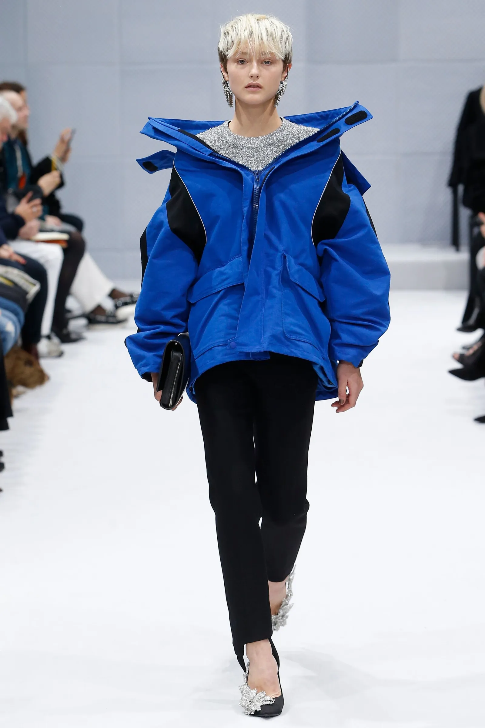 De parka van Balenciaga.