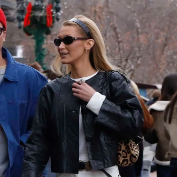 bella-hadid-laat-zien-hoe-je-deze-onverwachte-jeanskleur-in-de-winter-draagt-379064