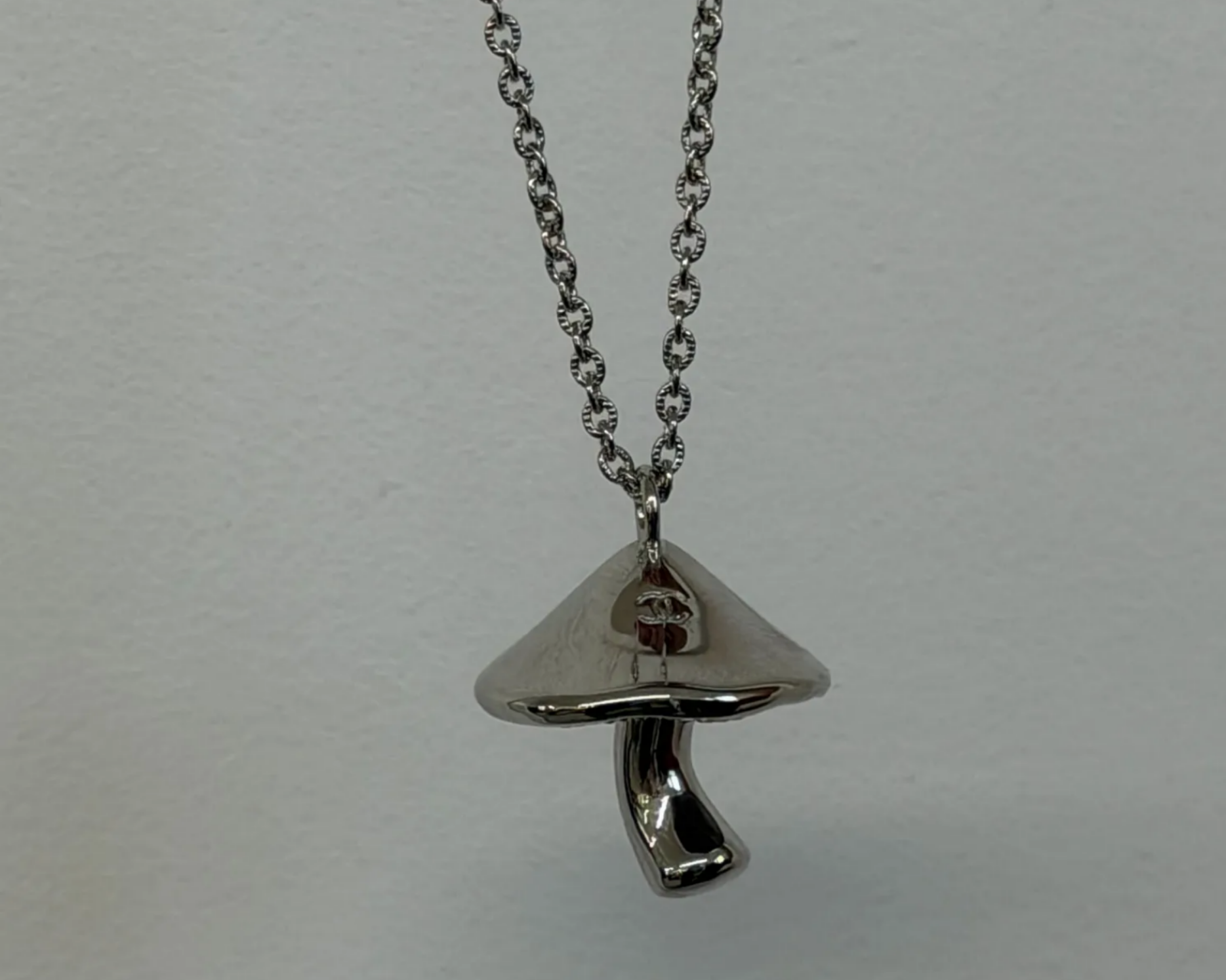 chanel paddenstoel uitnodiging vogue