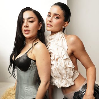 kylie-jenner-viert-haar-acteerdebuut-in-een-look-van-maison-margiela-382397