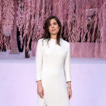 charlotte-casiraghi-draagt-witte-jurk-van-matthieu-blazys-eerste-chanel-collectie-382025