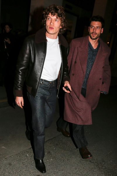 heated-rivalry-sterren-connor-storrie-en-francois-arnaud-maken-stijlvolle-verschijningen-in-parijs-382411