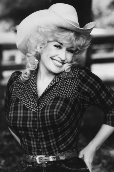 dolly-parton-the-queen-of-country-is-overleden-een-terugblik-op-haar-meest-iconische-looks-380894