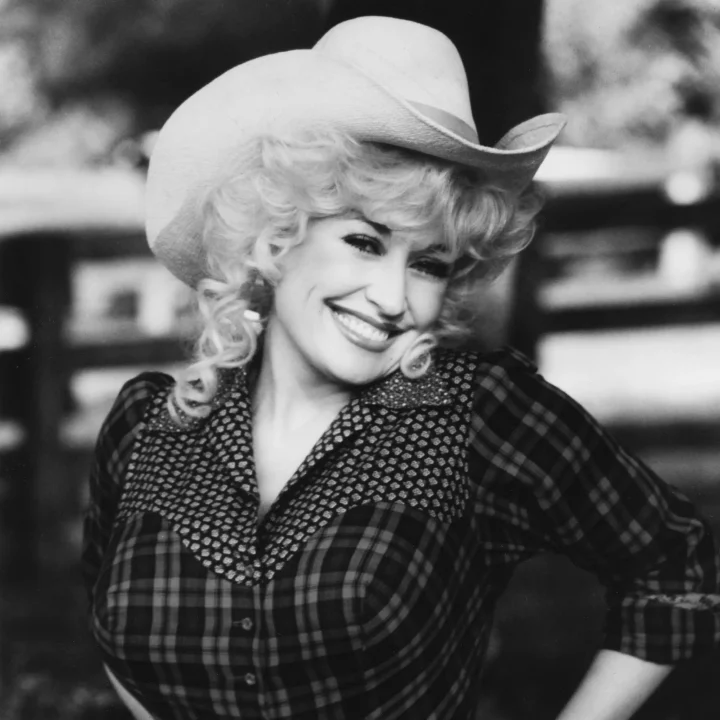 dolly-parton-the-queen-of-country-is-overleden-een-terugblik-op-haar-meest-iconische-looks-380894