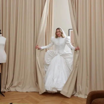 vogue-was-bij-de-trouwjurkfitting-van-este-haim-bij-louis-vuitton-in-parijs-378908